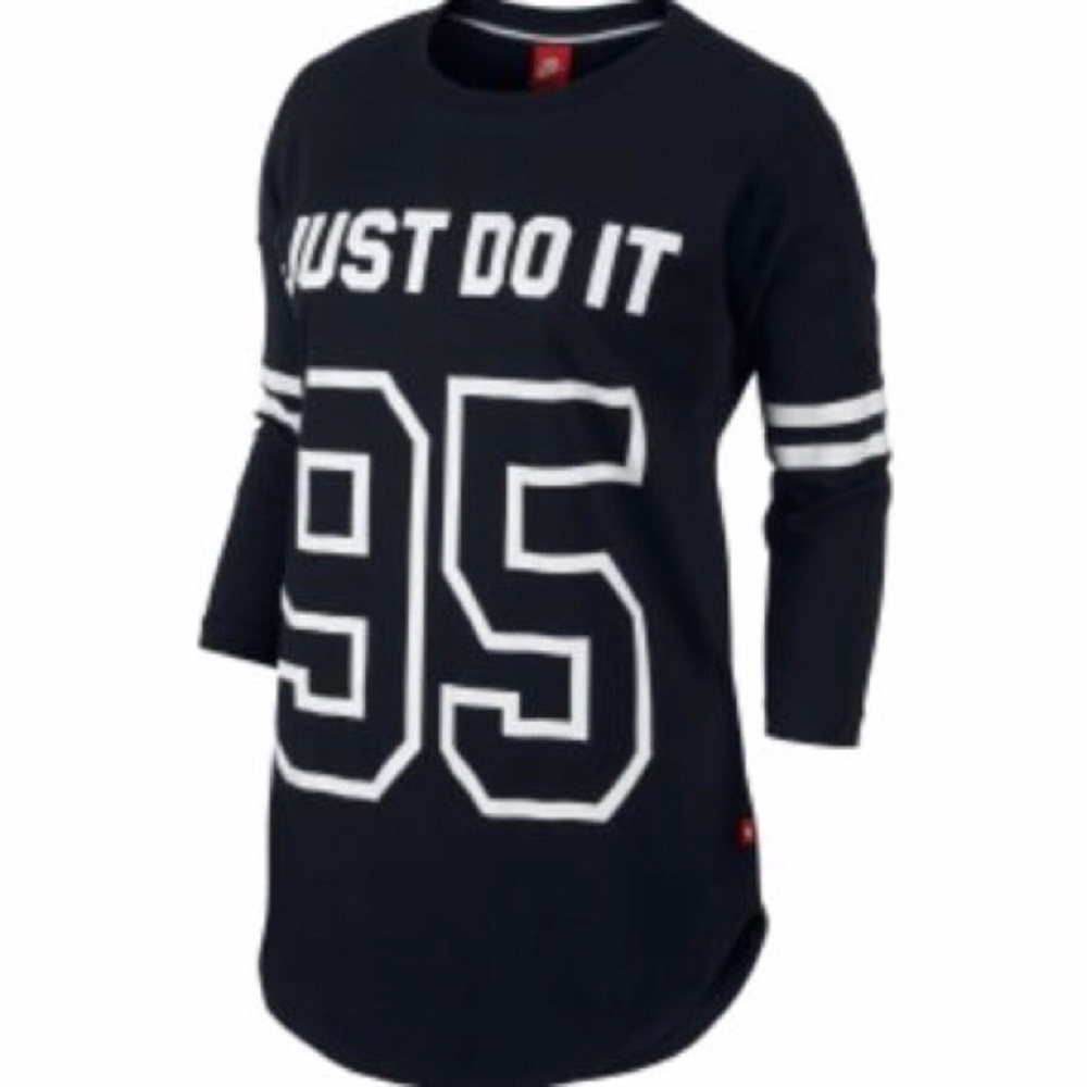 Black and white Nike mid sleeve casual tee